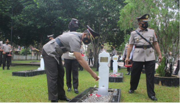 Hari Bayangkara Ke 75, Polres Bengkalis Gelar Upacara Ziarah di Makam Pahlawan